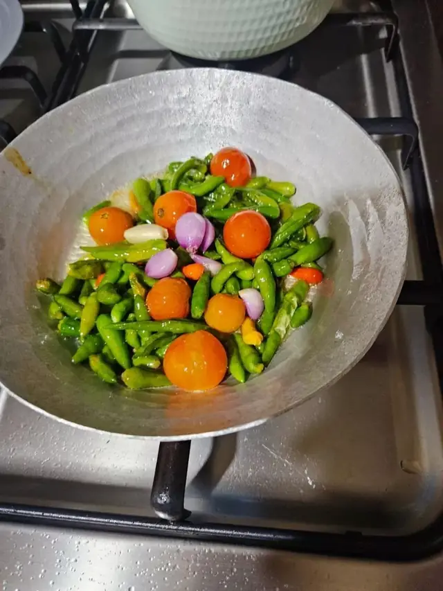 Cabe hijau, tomat dan bawang di dalam cobek